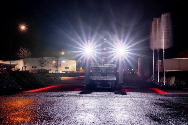 Scheinwerfer an der Front des Chargers von DIMOS