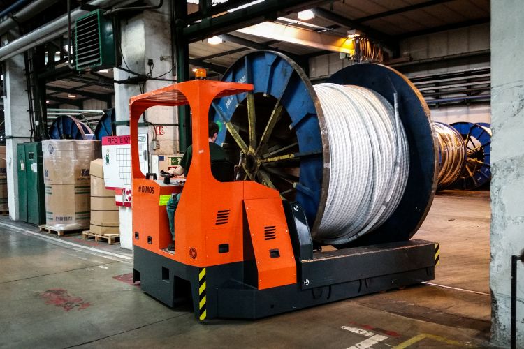 Coiltransport in einer Halle mit einem DIMOS Gerät