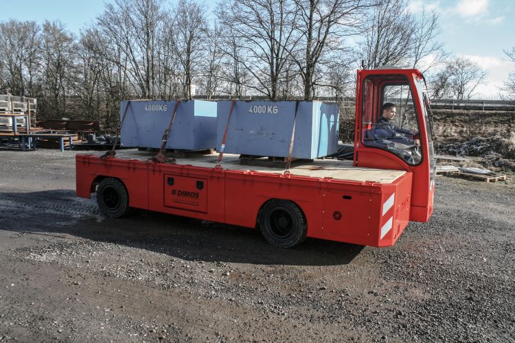 Plattformwagen von DIMOS beladen