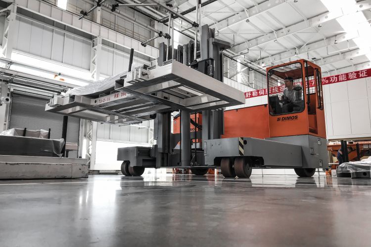 Schwerlasttransport mit dem Elektro-Mehrwege-Seitenstapler DMS von DIMOS
