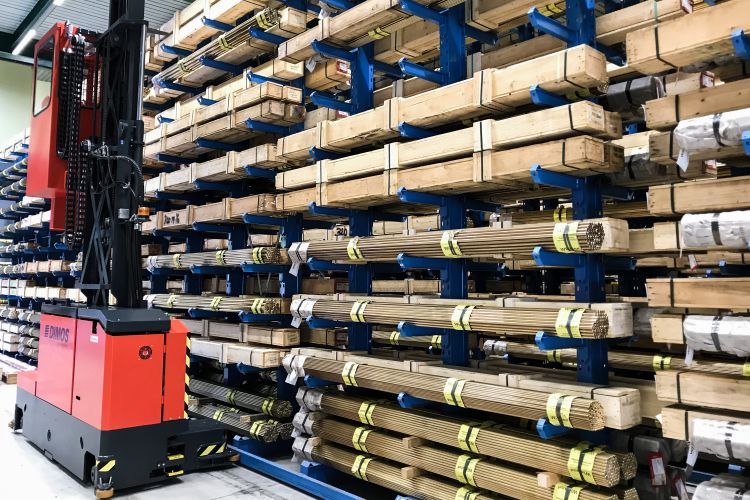 DIMOS DMS mit lastbegleitender Kabine im Einsatz in der Holzindustrie