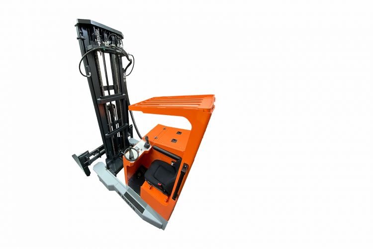 Lastaufnahme des Schubmaststaplers von DIMOS
