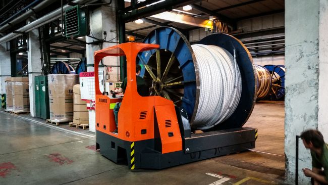 Coiltransport in einer Halle mit einem DIMOS Gerät