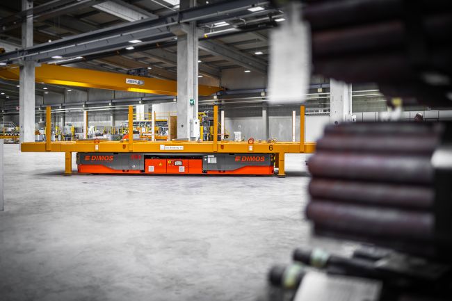 Einsatz eines Plattformwagens von DIMOS in der Metallverarbeitung