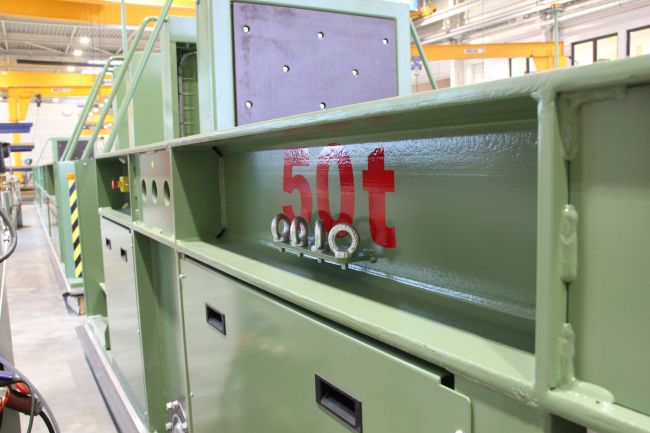 Seitenansicht des Gleiswagens von DIMOS mit einer Tragfähigkeit von 50t