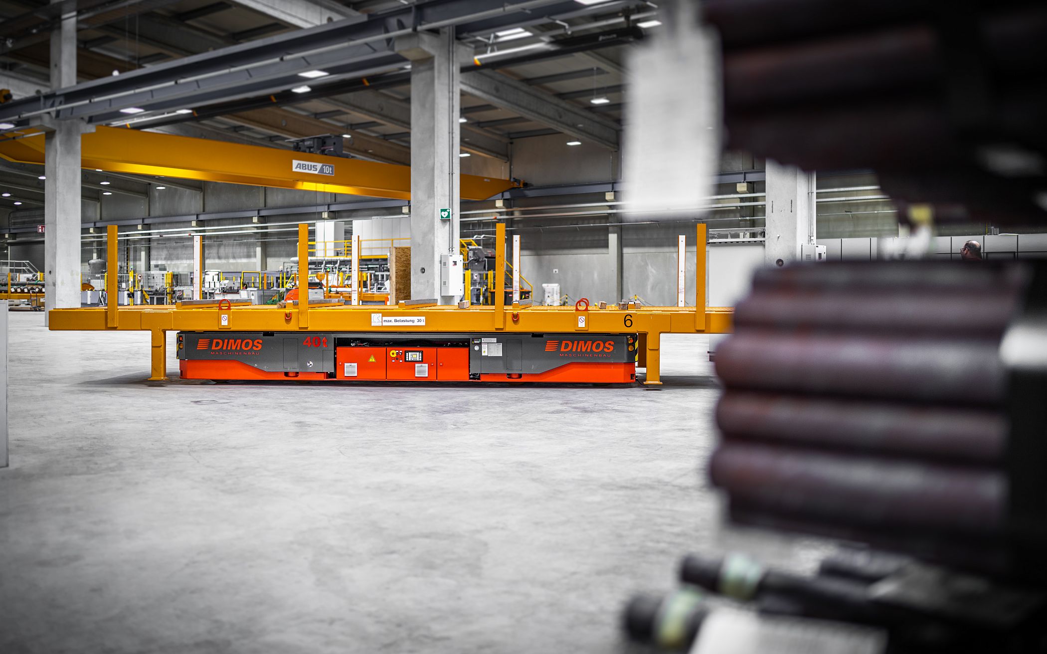 Einsatz eines Plattformwagens von DIMOS in der Metallverarbeitung