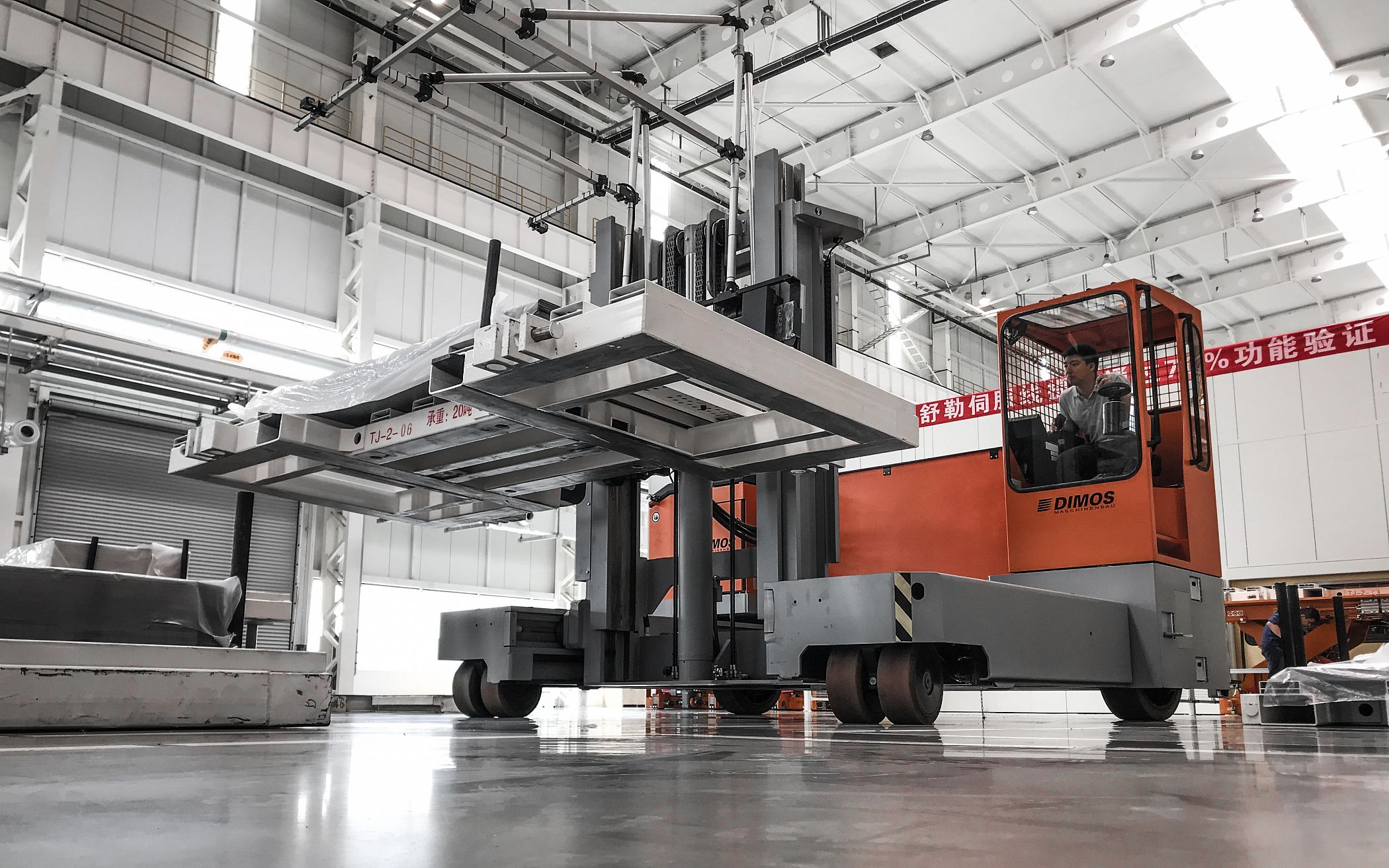 Schwerlasttransport mit dem Elektro-Mehrwege-Seitenstapler DMS von DIMOS
