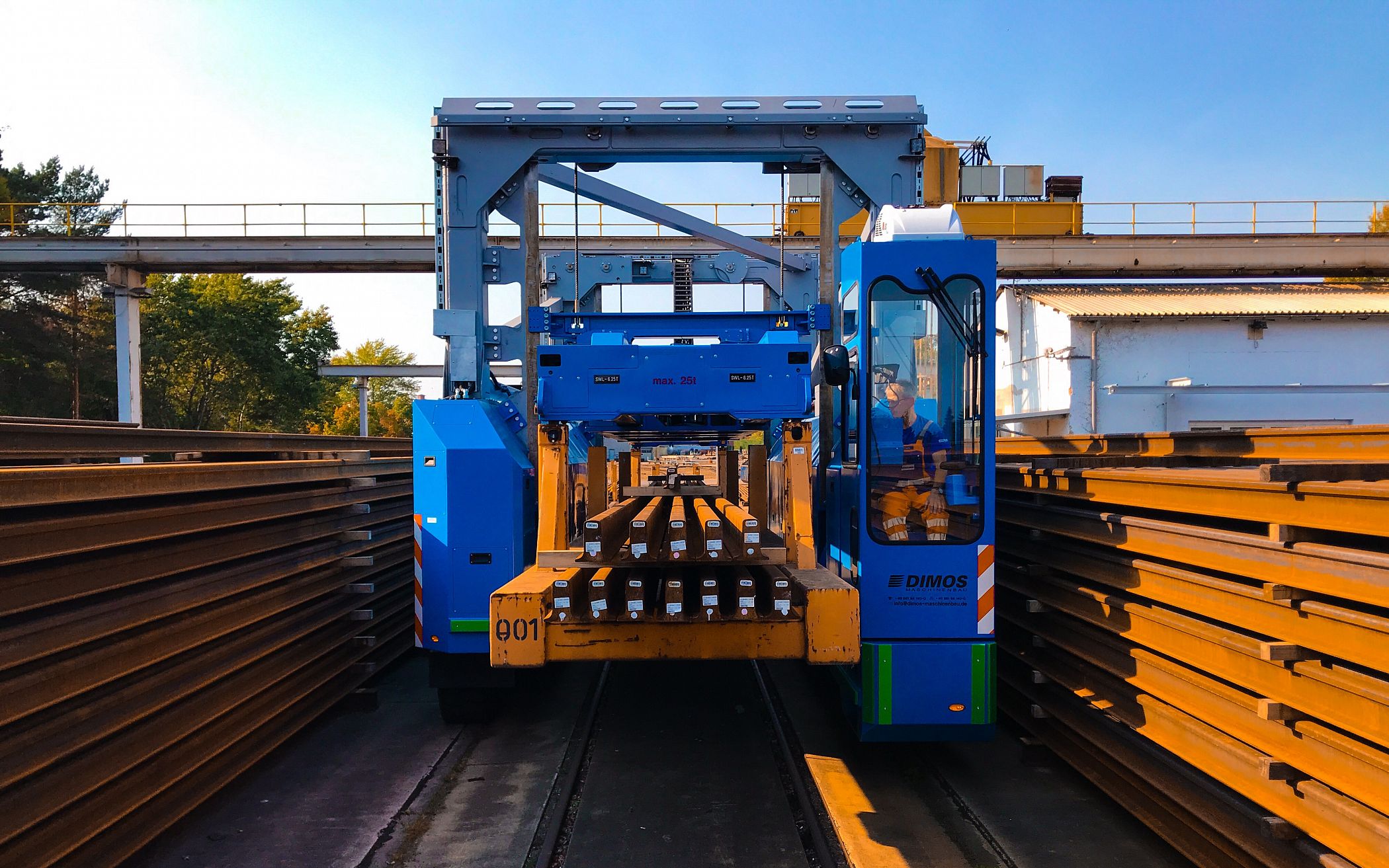 Portalstapler ATT von DIMOS beim Transport von Gleisen