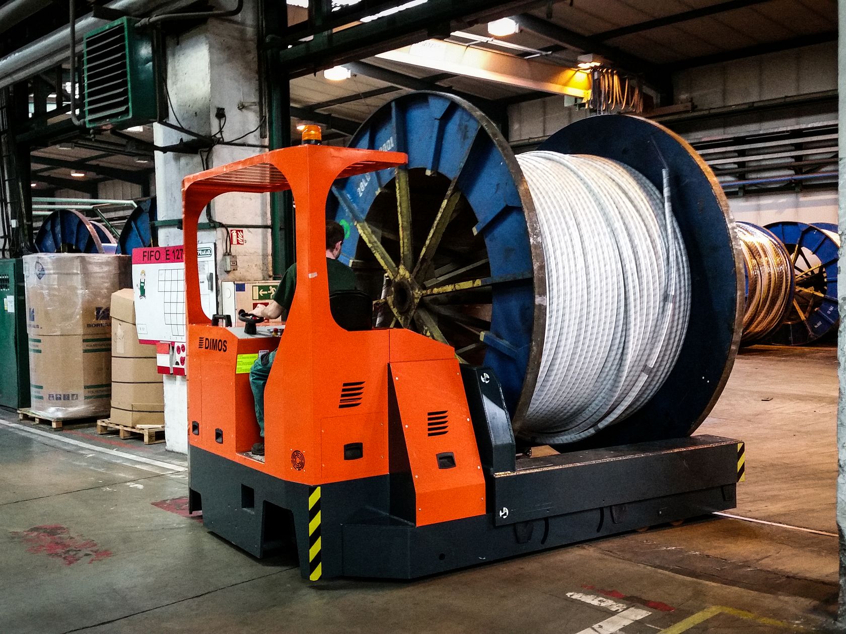 Coiltransport in einer Halle mit einem DIMOS Gerät