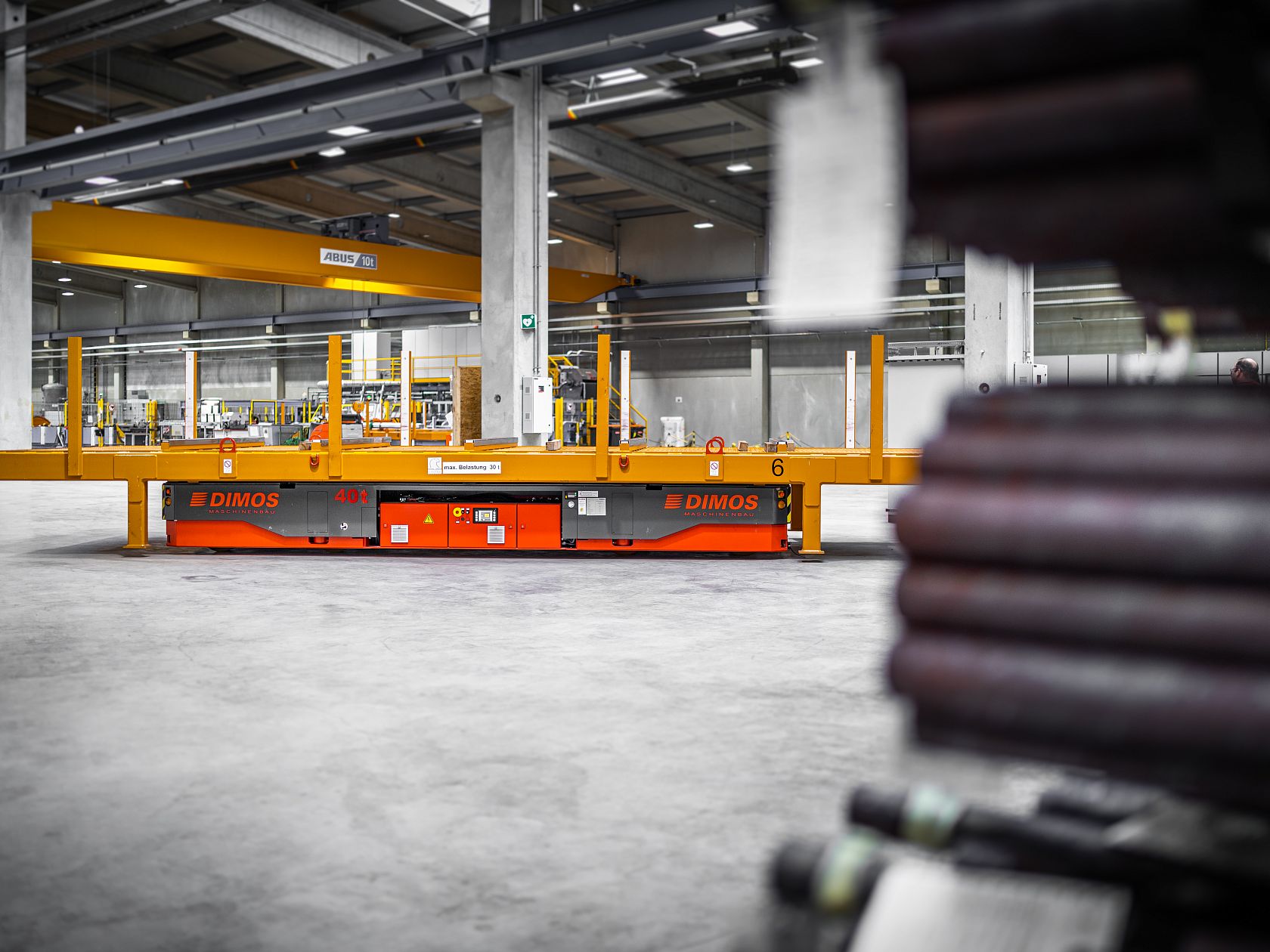 Einsatz eines Plattformwagens von DIMOS in der Metallverarbeitung