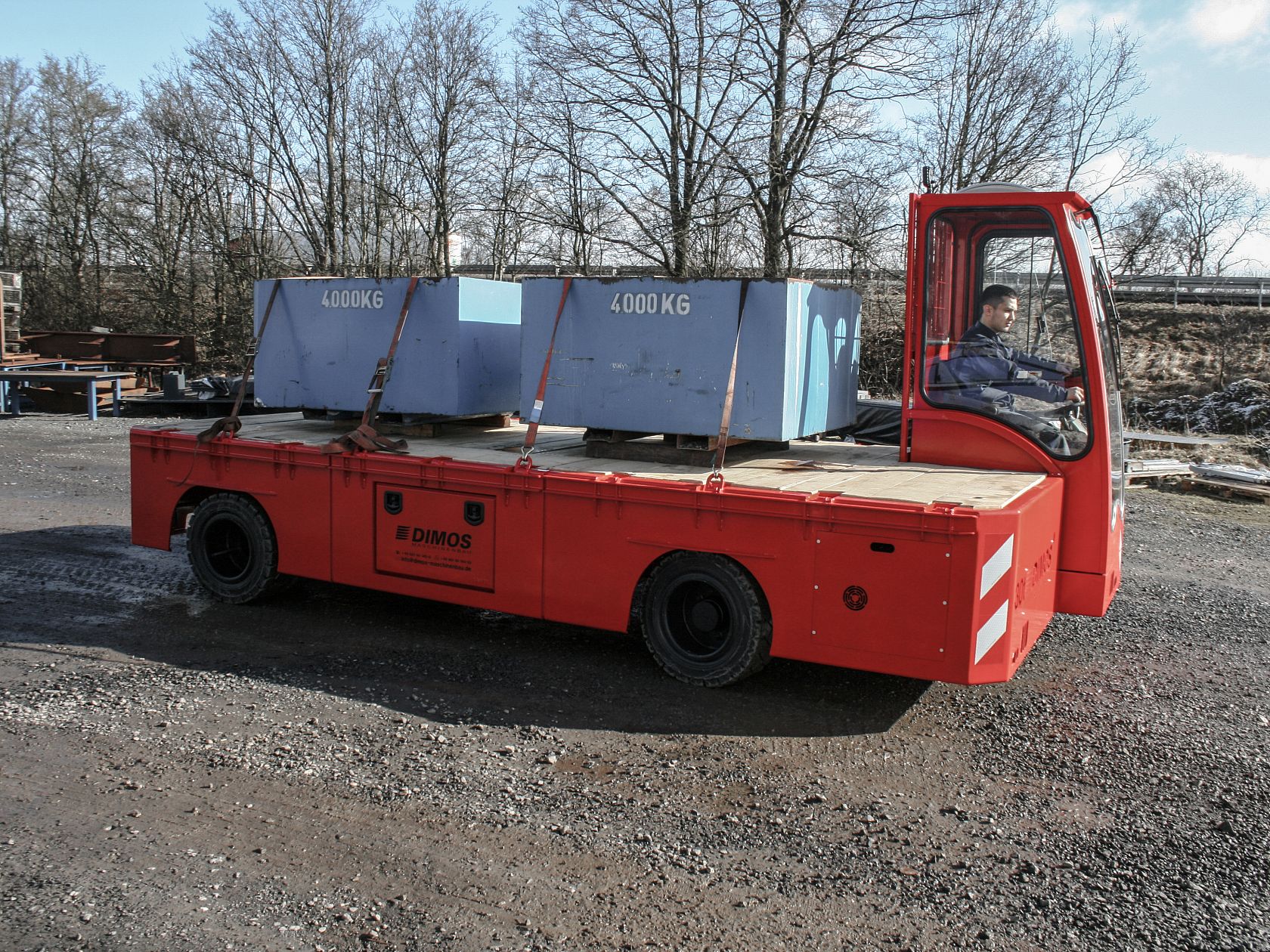 Plattformwagen von DIMOS beladen