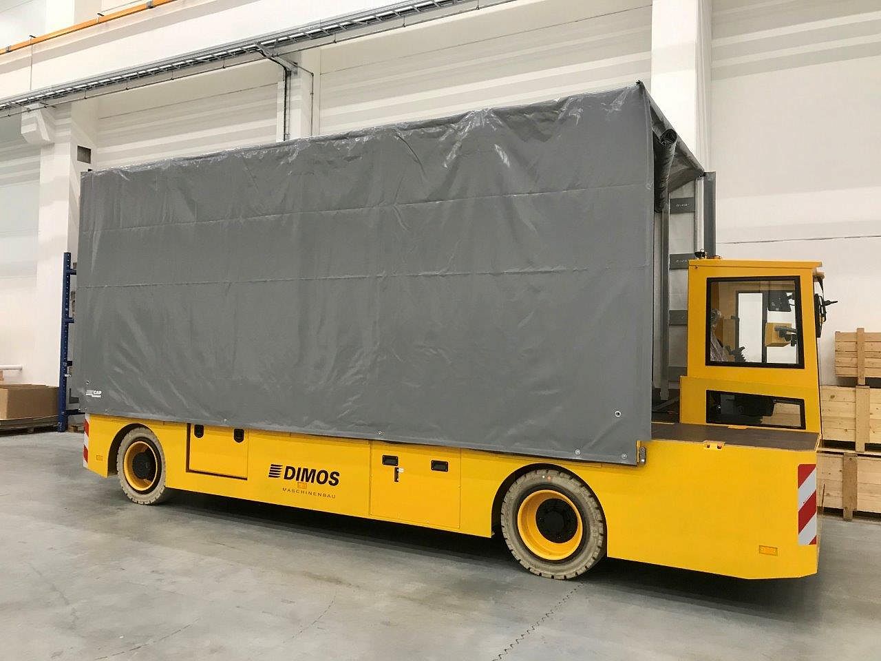 Plattformwagen mit Plane und Kabine in der Seitenansicht von DIMOS