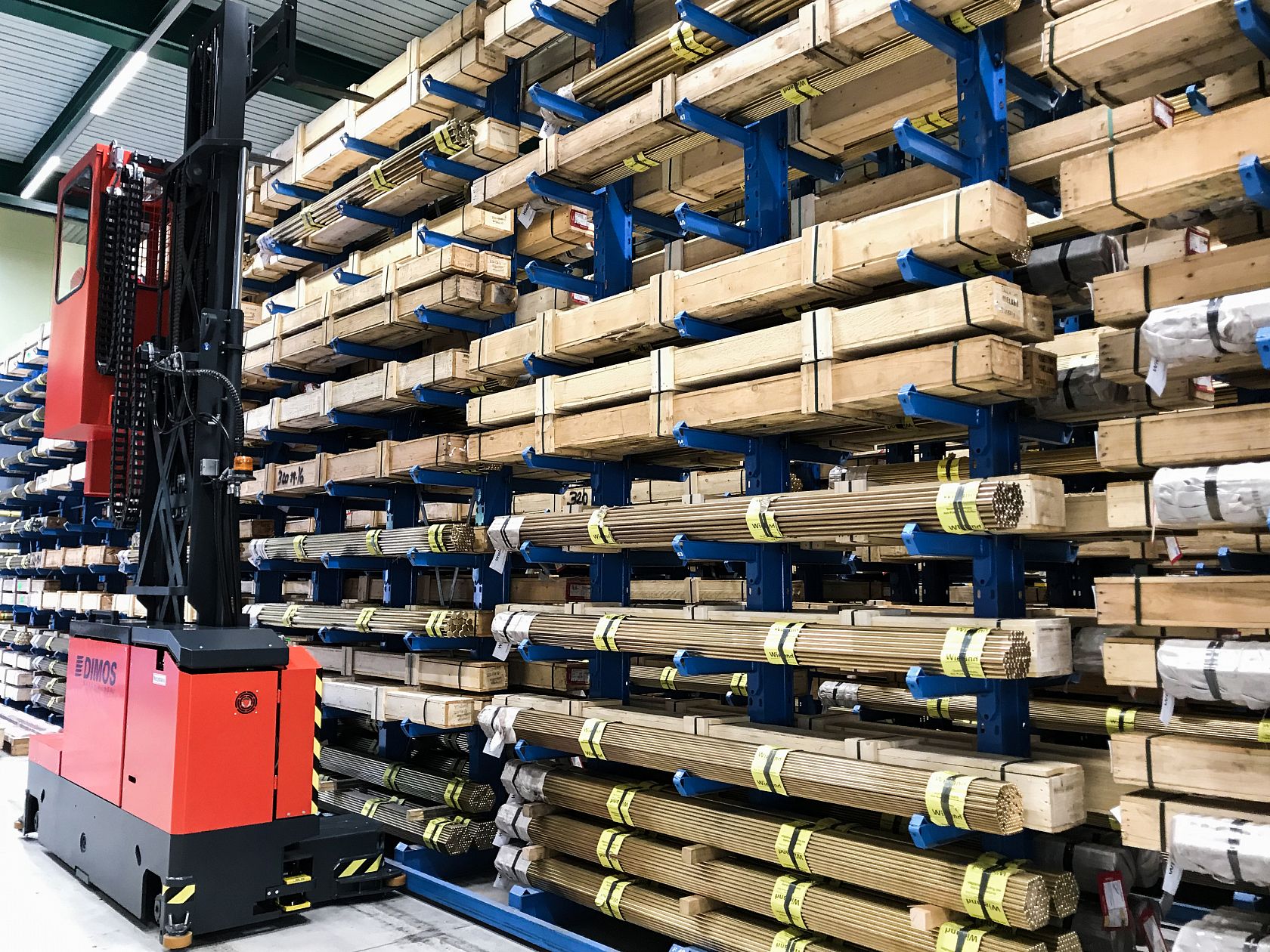 DIMOS DMS mit lastbegleitender Kabine im Einsatz in der Holzindustrie